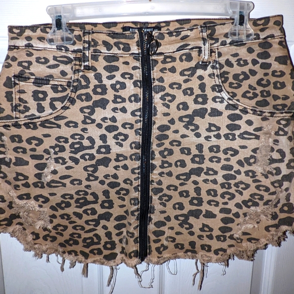 Almost famous leopard skirt ... Holes belong there - Picture 2 of 4